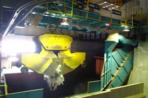 資源投入クレーン