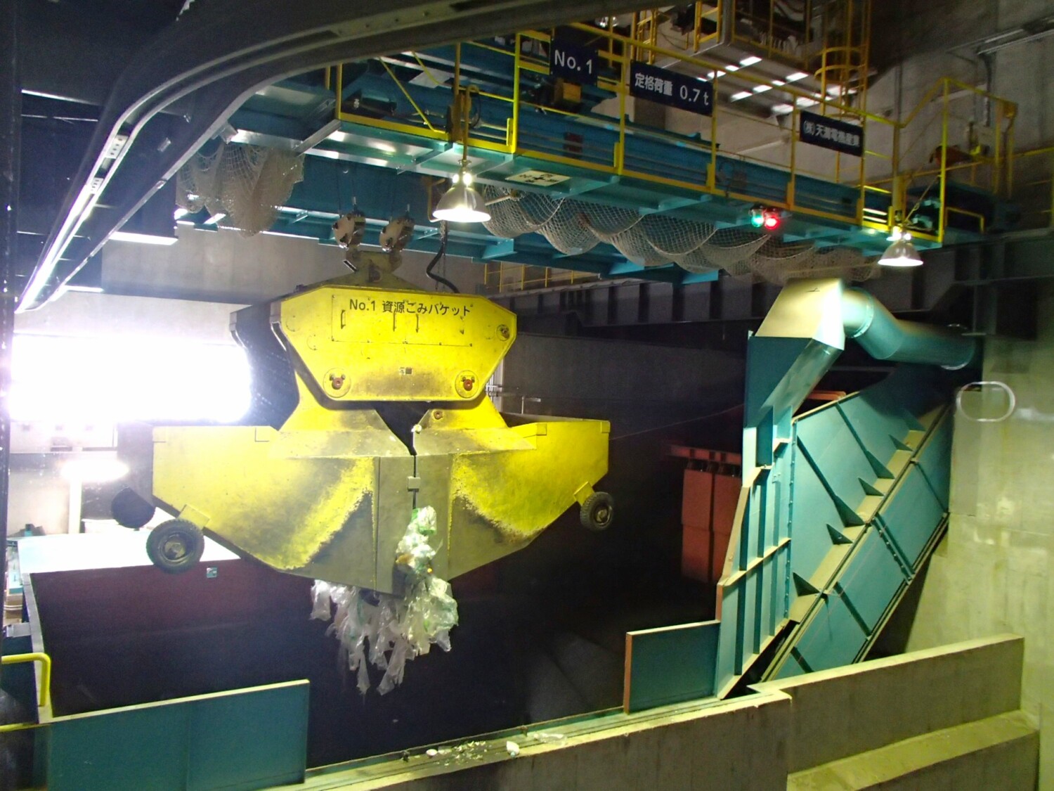 資源投入クレーン 写真